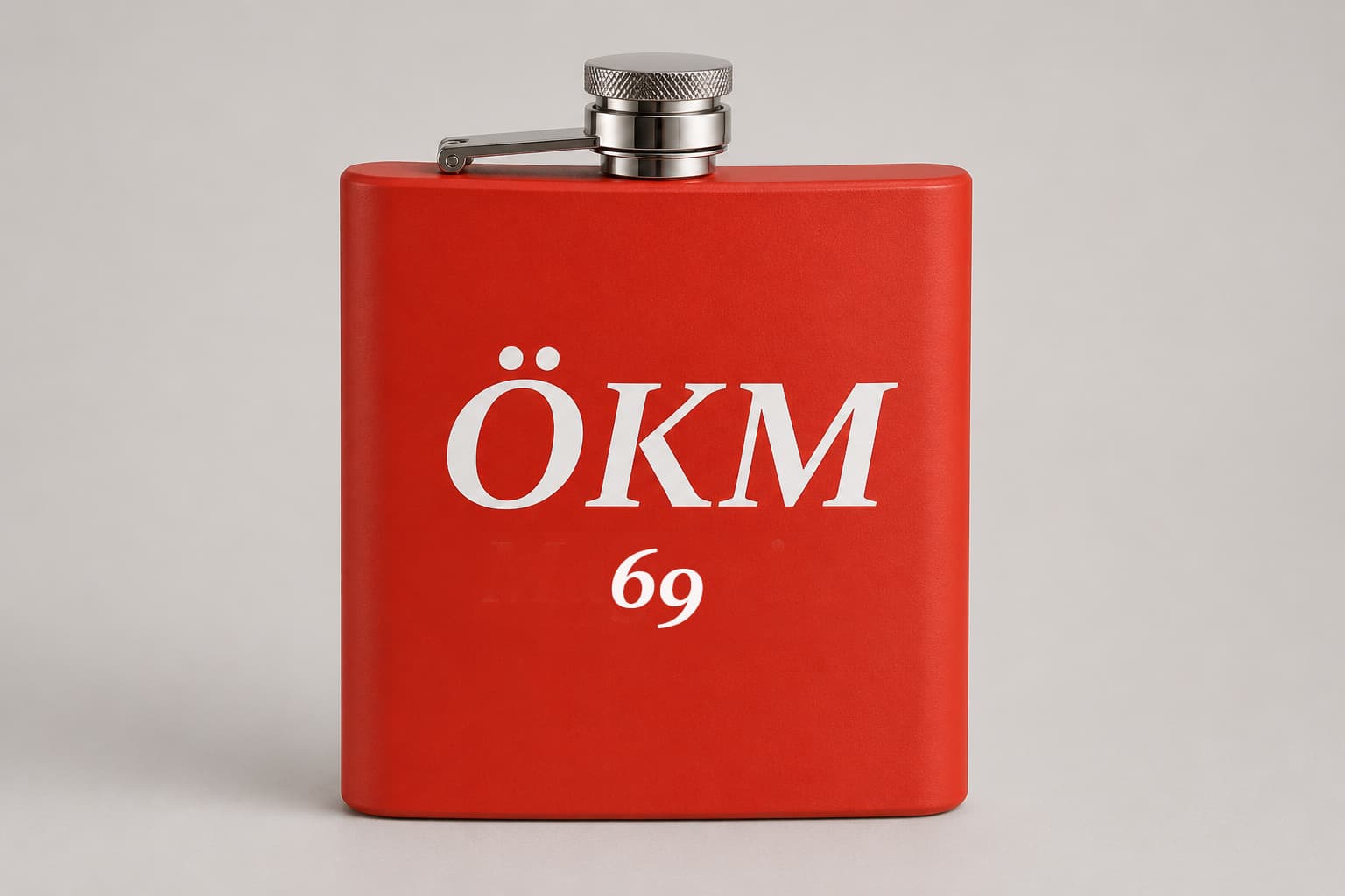 ÖKM69 logóval ellátott laposüveg