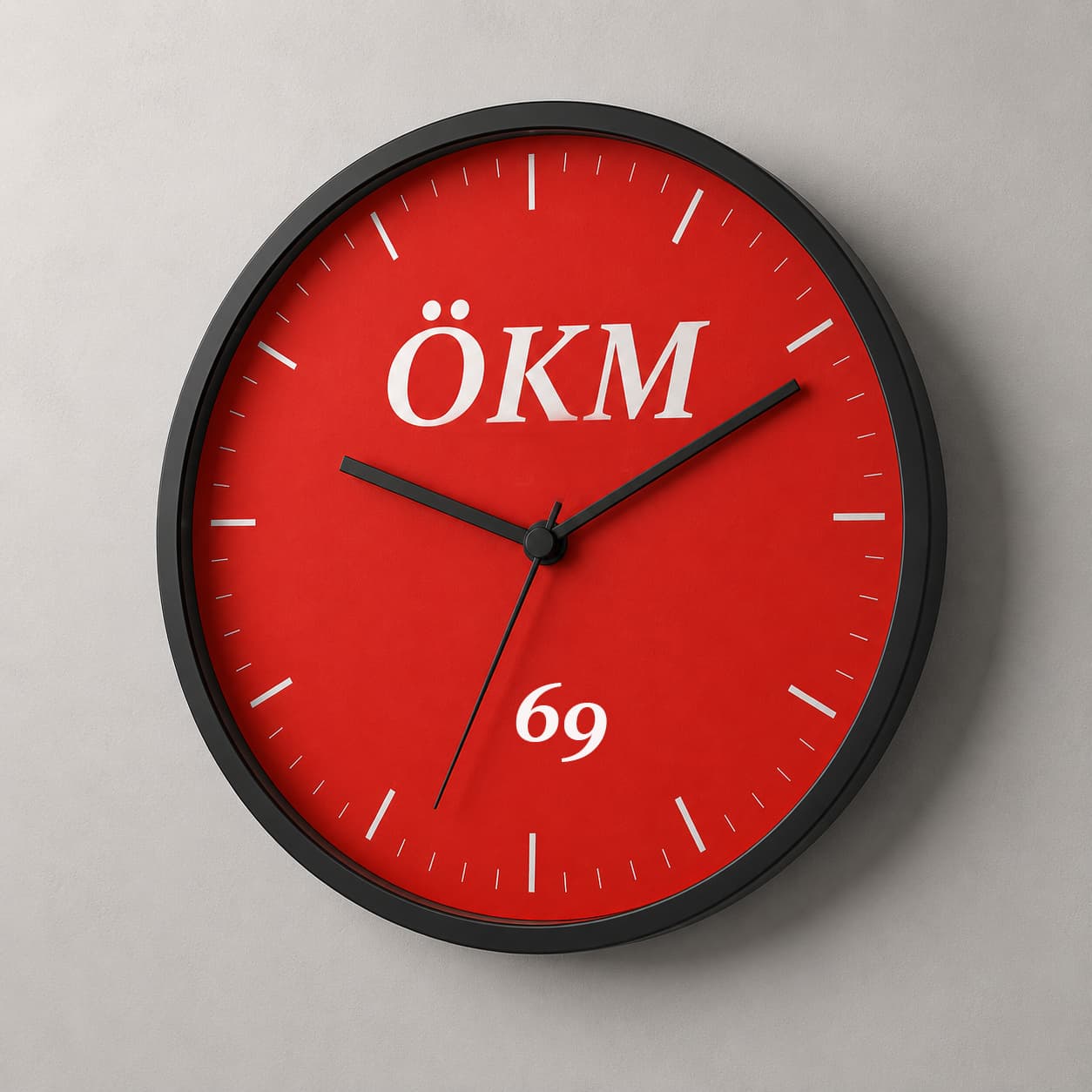 ÖKM69 logóval ellátott fali óra